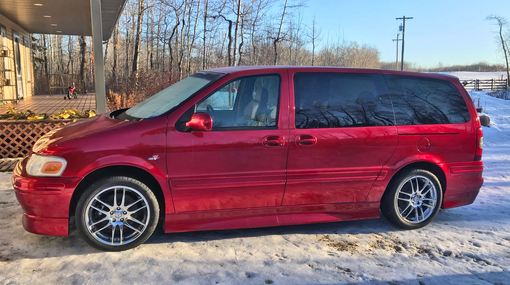 1999 Oldsmobile Silhouette OSV concept van in frosty Canadian winter.